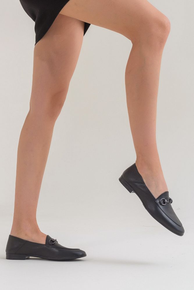 kadin-deri-zincirli-loafer-SIYAH-OK23257-0055368_0