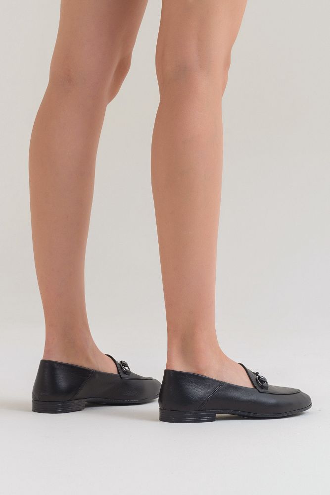 kadin-deri-zincirli-loafer-SIYAH-OK23257-0055369_0