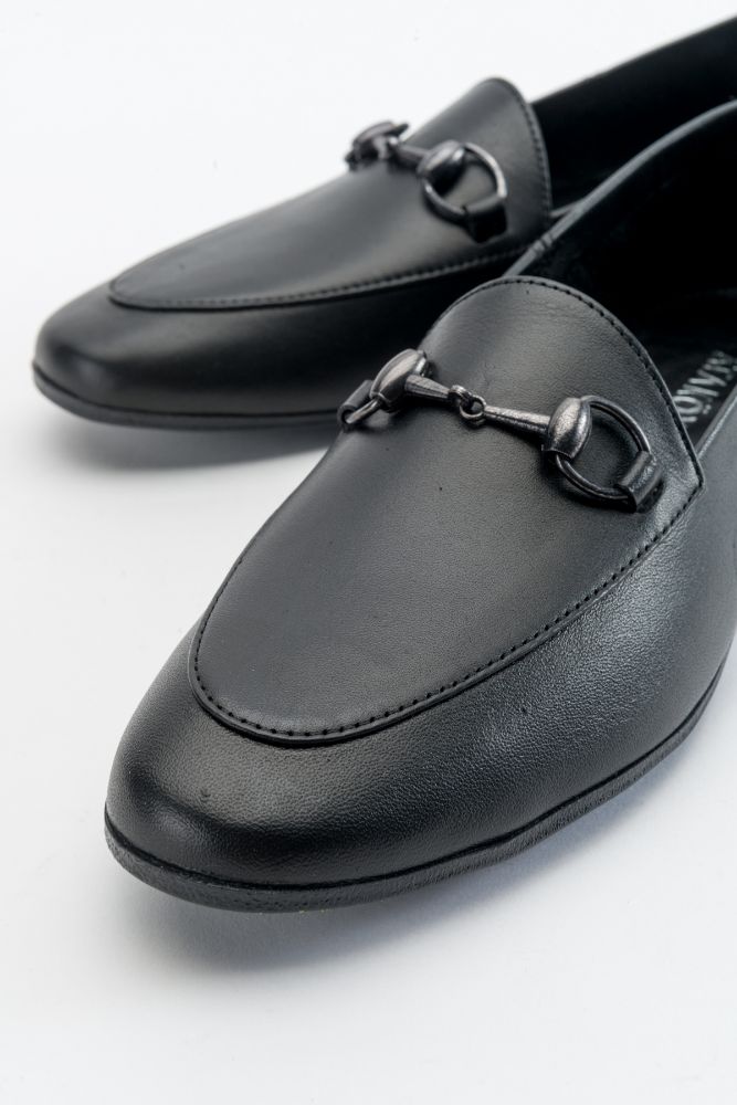 kadin-deri-zincirli-loafer-SIYAH-OK23257-0055372_0
