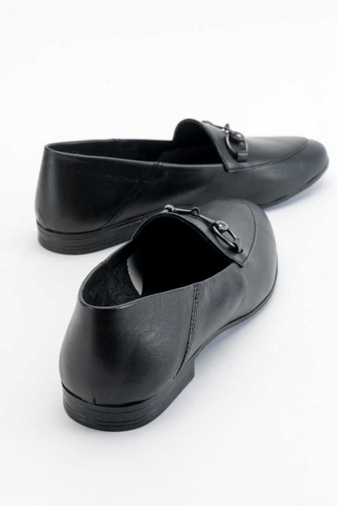 kadin-deri-zincirli-loafer-SIYAH-OK23257-0055373_0
