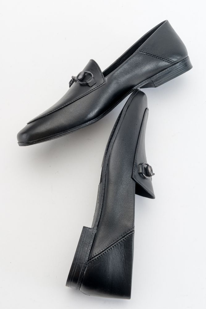 kadin-deri-zincirli-loafer-SIYAH-OK23257-0055375_0