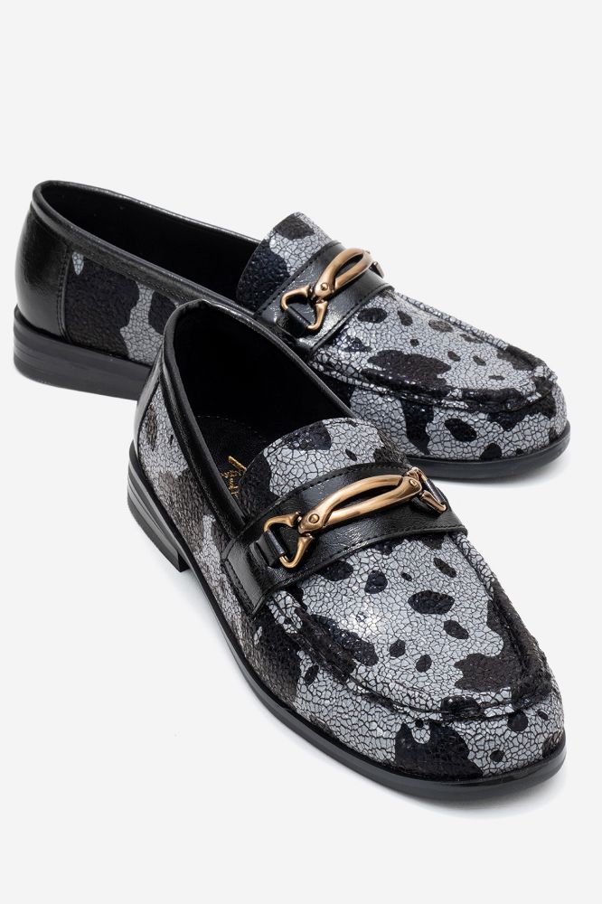 kadin-baskili-aksesuar-detayli-loafer-SIYAH GRI BASKI-YKL015-0101416_0