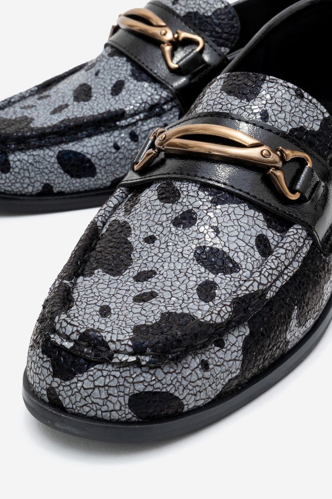 kadin-baskili-aksesuar-detayli-loafer-SIYAH GRI BASKI-YKL015-0101417_0