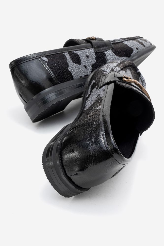 kadin-baskili-aksesuar-detayli-loafer-SIYAH GRI BASKI-YKL015-0101418_0