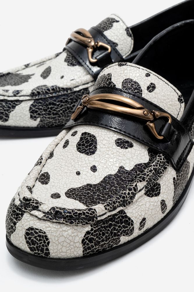 kadin-baskili-aksesuar-detayli-loafer-SIYAH BEYAZ BASKI-YKL015-0101423_0