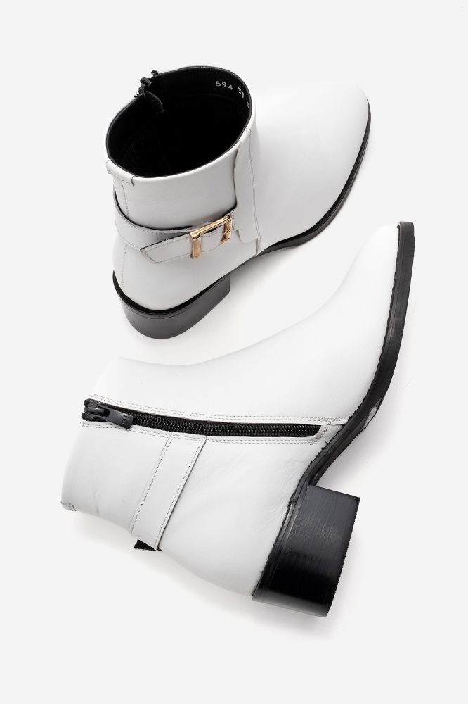 kadin-deri-aksesuar-detayli-topuklu-bot-BEYAZ-PNC594-0102770_0